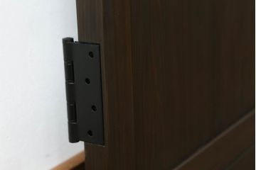 大正期の扉をリペア&カスタム!設置場所に合わせてリサイズ。マグネット式ラッチ金具を取り付け。濃い茶色で着色し仕上げ。(ドア、ガラスドア、片開きドア、木製ドア)