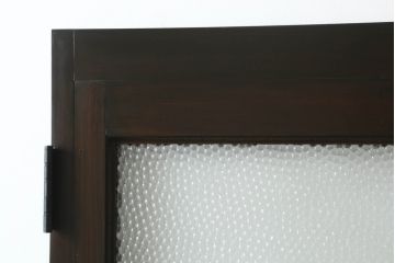 プレスガラス入り両開きドア1対をリペア&カスタム!設置場所に合わせてリサイズし、マグネット式ラッチ金具の取り付け。濃い茶色に着色仕上げ。(ガラスドア、木製ドア)