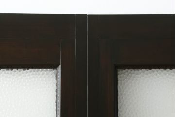 プレスガラス入り両開きドア1対をリペア&カスタム!設置場所に合わせてリサイズし、マグネット式ラッチ金具の取り付け。濃い茶色に着色仕上げ。(ガラスドア、木製ドア)