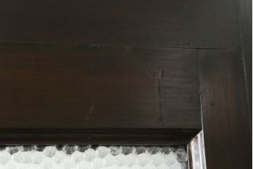 プレスガラス入り両開きドア1対をリペア&カスタム!設置場所に合わせてリサイズし、マグネット式ラッチ金具の取り付け。濃い茶色に着色仕上げ。(ガラスドア、木製ドア)