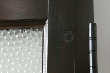 プレスガラス入り両開きドア1対をリペア&カスタム!設置場所に合わせてリサイズし、マグネット式ラッチ金具の取り付け。濃い茶色に着色仕上げ。(ガラスドア、木製ドア)