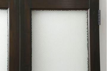 プレスガラス入り両開きドア1対をリペア&カスタム!設置場所に合わせてリサイズし、マグネット式ラッチ金具の取り付け。濃い茶色に着色仕上げ。(ガラスドア、木製ドア)