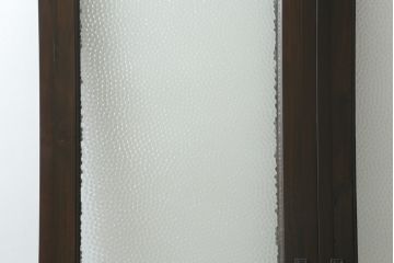 プレスガラス入り両開きドア1対をリペア&カスタム!設置場所に合わせてリサイズし、マグネット式ラッチ金具の取り付け。濃い茶色に着色仕上げ。(ガラスドア、木製ドア)