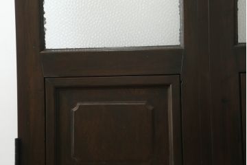 プレスガラス入り両開きドア1対をリペア&カスタム!設置場所に合わせてリサイズし、マグネット式ラッチ金具の取り付け。濃い茶色に着色仕上げ。(ガラスドア、木製ドア)