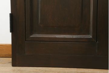 プレスガラス入り両開きドア1対をリペア&カスタム!設置場所に合わせてリサイズし、マグネット式ラッチ金具の取り付け。濃い茶色に着色仕上げ。(ガラスドア、木製ドア)