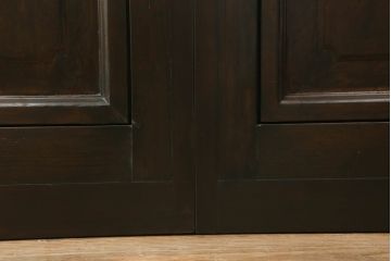 プレスガラス入り両開きドア1対をリペア&カスタム!設置場所に合わせてリサイズし、マグネット式ラッチ金具の取り付け。濃い茶色に着色仕上げ。(ガラスドア、木製ドア)