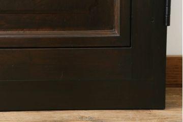 プレスガラス入り両開きドア1対をリペア&カスタム!設置場所に合わせてリサイズし、マグネット式ラッチ金具の取り付け。濃い茶色に着色仕上げ。(ガラスドア、木製ドア)