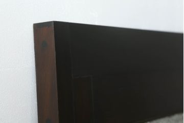 プレスガラス入り両開きドア1対をリペア&カスタム!設置場所に合わせてリサイズし、マグネット式ラッチ金具の取り付け。濃い茶色に着色仕上げ。(ガラスドア、木製ドア)