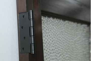 プレスガラス入り両開きドア1対をリペア&カスタム!設置場所に合わせてリサイズし、マグネット式ラッチ金具の取り付け。濃い茶色に着色仕上げ。(ガラスドア、木製ドア)