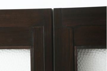 プレスガラス入り両開きドア1対をリペア&カスタム!設置場所に合わせてリサイズし、マグネット式ラッチ金具の取り付け。濃い茶色に着色仕上げ。(ガラスドア、木製ドア)