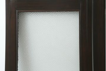 プレスガラス入り両開きドア1対をリペア&カスタム!設置場所に合わせてリサイズし、マグネット式ラッチ金具の取り付け。濃い茶色に着色仕上げ。(ガラスドア、木製ドア)