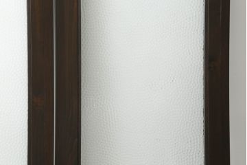 プレスガラス入り両開きドア1対をリペア&カスタム!設置場所に合わせてリサイズし、マグネット式ラッチ金具の取り付け。濃い茶色に着色仕上げ。(ガラスドア、木製ドア)