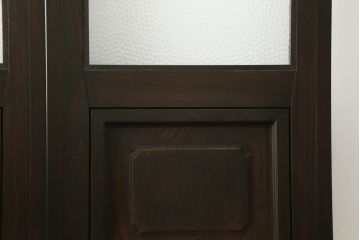 プレスガラス入り両開きドア1対をリペア&カスタム!設置場所に合わせてリサイズし、マグネット式ラッチ金具の取り付け。濃い茶色に着色仕上げ。(ガラスドア、木製ドア)