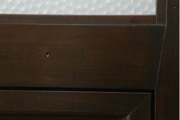 プレスガラス入り両開きドア1対をリペア&カスタム!設置場所に合わせてリサイズし、マグネット式ラッチ金具の取り付け。濃い茶色に着色仕上げ。(ガラスドア、木製ドア)