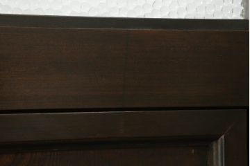 プレスガラス入り両開きドア1対をリペア&カスタム!設置場所に合わせてリサイズし、マグネット式ラッチ金具の取り付け。濃い茶色に着色仕上げ。(ガラスドア、木製ドア)