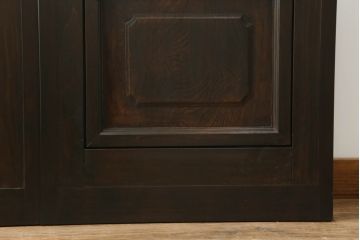 プレスガラス入り両開きドア1対をリペア&カスタム!設置場所に合わせてリサイズし、マグネット式ラッチ金具の取り付け。濃い茶色に着色仕上げ。(ガラスドア、木製ドア)
