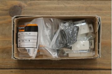 プレスガラス入り両開きドア1対をリペア&カスタム!設置場所に合わせてリサイズし、マグネット式ラッチ金具の取り付け。濃い茶色に着色仕上げ。(ガラスドア、木製ドア)