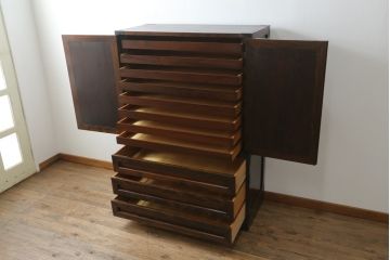 和箪笥をリペア&カスタム!高品質リペアを施し、観音扉部分の布をふすま紙に張り替え。現状の色味をベースに着色仕上げ。(衣装箪笥、着物箪笥、収納たんす、時代箪笥、チェスト、引き出し)