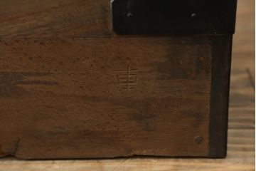和箪笥をリペア&カスタム!高品質リペアを施し、観音扉部分の布をふすま紙に張り替え。現状の色味をベースに着色仕上げ。(衣装箪笥、着物箪笥、収納たんす、時代箪笥、チェスト、引き出し)