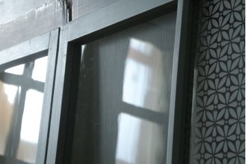 ガラス戸をリペア&カスタム!上部のガラスをアンティークゆらゆらガラスに交換。(引き戸、建具)