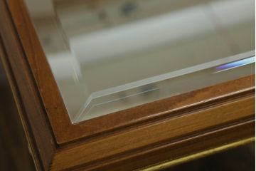 センターテーブルをリペア&カスタム!高品質リペアを施し、鏡を天板として設置。1トーン落ち着いた色味に着色仕上げ。(リビングテーブル、ローテーブル)