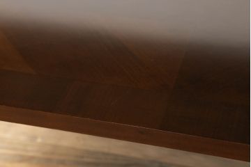 センターテーブルをリペア&カスタム!高品質リペアを施し、鏡を天板として設置。1トーン落ち着いた色味に着色仕上げ。(リビングテーブル、ローテーブル)