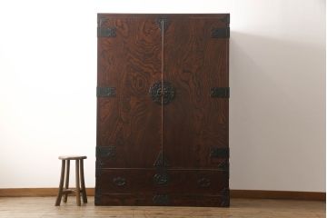 岩谷堂箪笥のワードローブをリペア&カスタム!棚板を取り外し、内部がひとつの空間になるよう加工。現状の色味をベースに傷消し仕上げ。(洋服タンス、収納棚)