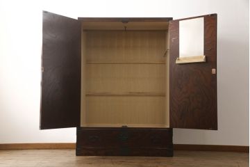 岩谷堂箪笥のワードローブをリペア&カスタム!棚板を取り外し、内部がひとつの空間になるよう加工。現状の色味をベースに傷消し仕上げ。(洋服タンス、収納棚)