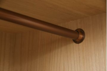 岩谷堂箪笥のワードローブをリペア&カスタム!棚板を取り外し、内部がひとつの空間になるよう加工。現状の色味をベースに傷消し仕上げ。(洋服タンス、収納棚)