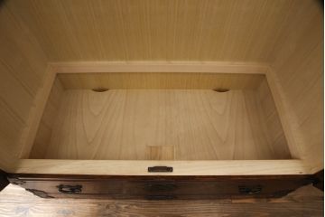岩谷堂箪笥のワードローブをリペア&カスタム!棚板を取り外し、内部がひとつの空間になるよう加工。現状の色味をベースに傷消し仕上げ。(洋服タンス、収納棚)