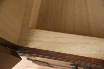 岩谷堂箪笥のワードローブをリペア&カスタム!棚板を取り外し、内部がひとつの空間になるよう加工。現状の色味をベースに傷消し仕上げ。(洋服タンス、収納棚)