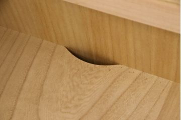 岩谷堂箪笥のワードローブをリペア&カスタム!棚板を取り外し、内部がひとつの空間になるよう加工。現状の色味をベースに傷消し仕上げ。(洋服タンス、収納棚)