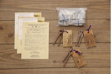 岩谷堂箪笥のワードローブをリペア&カスタム!棚板を取り外し、内部がひとつの空間になるよう加工。現状の色味をベースに傷消し仕上げ。(洋服タンス、収納棚)