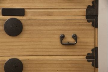 桐箪笥をリペア&カスタム!高品質リペアを施し、ガラス天板を取り付け。木地色仕上げ。(引き出し、収納箪笥、衣装箪笥、桐箪笥)