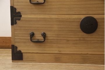 桐箪笥をリペア&カスタム!高品質リペアを施し、ガラス天板を取り付け。木地色仕上げ。(引き出し、収納箪笥、衣装箪笥、桐箪笥)