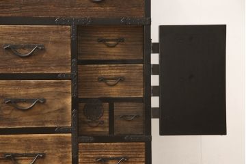 桐箪笥をリペア&カスタム!高品質リペアを施し、鉄脚を取り付け。側面と天板は現状の色味をベースに着色、引き出し前板は無塗装仕上げ。(収納箪笥、和タンス、整理箪笥、衣装箪笥、引き出し)