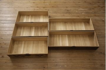桐箪笥をリペア&カスタム!高品質リペアを施し、鉄脚を取り付け。側面と天板は現状の色味をベースに着色、引き出し前板は無塗装仕上げ。(収納箪笥、和タンス、整理箪笥、衣装箪笥、引き出し)