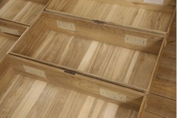 桐箪笥をリペア&カスタム!高品質リペアを施し、鉄脚を取り付け。側面と天板は現状の色味をベースに着色、引き出し前板は無塗装仕上げ。(収納箪笥、和タンス、整理箪笥、衣装箪笥、引き出し)