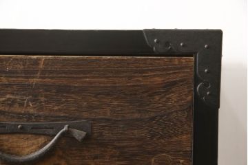 桐箪笥をリペア&カスタム!高品質リペアを施し、鉄脚を取り付け。側面と天板は現状の色味をベースに着色、引き出し前板は無塗装仕上げ。(収納箪笥、和タンス、整理箪笥、衣装箪笥、引き出し)