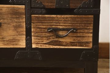 桐箪笥をリペア&カスタム!高品質リペアを施し、鉄脚を取り付け。側面と天板は現状の色味をベースに着色、引き出し前板は無塗装仕上げ。(収納箪笥、和タンス、整理箪笥、衣装箪笥、引き出し)