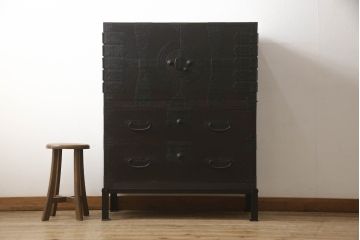 重ね箪笥をリペア&カスタム!観音扉内部は引き出しを取り外し棚に加工。鉄脚を取り付け、現状の色味をベースに着色仕上げ。(観音箪笥、衣装箪笥、時代箪笥、引き出し)