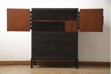 重ね箪笥をリペア&カスタム!観音扉内部は引き出しを取り外し棚に加工。鉄脚を取り付け、現状の色味をベースに着色仕上げ。(観音箪笥、衣装箪笥、時代箪笥、引き出し)
