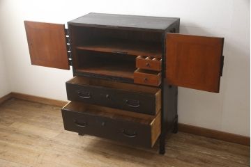 重ね箪笥をリペア&カスタム!観音扉内部は引き出しを取り外し棚に加工。鉄脚を取り付け、現状の色味をベースに着色仕上げ。(観音箪笥、衣装箪笥、時代箪笥、引き出し)