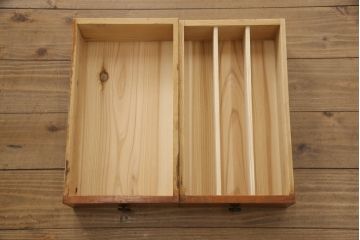 重ね箪笥をリペア&カスタム!観音扉内部は引き出しを取り外し棚に加工。鉄脚を取り付け、現状の色味をベースに着色仕上げ。(観音箪笥、衣装箪笥、時代箪笥、引き出し)