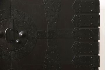 重ね箪笥をリペア&カスタム!観音扉内部は引き出しを取り外し棚に加工。鉄脚を取り付け、現状の色味をベースに着色仕上げ。(観音箪笥、衣装箪笥、時代箪笥、引き出し)