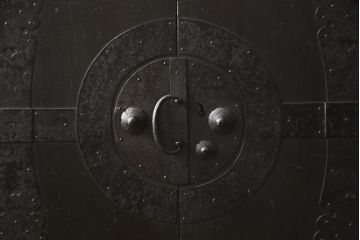 重ね箪笥をリペア&カスタム!観音扉内部は引き出しを取り外し棚に加工。鉄脚を取り付け、現状の色味をベースに着色仕上げ。(観音箪笥、衣装箪笥、時代箪笥、引き出し)