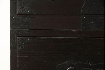 重ね箪笥をリペア&カスタム!観音扉内部は引き出しを取り外し棚に加工。鉄脚を取り付け、現状の色味をベースに着色仕上げ。(観音箪笥、衣装箪笥、時代箪笥、引き出し)