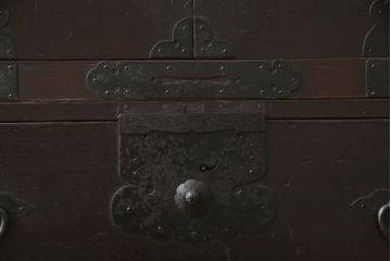 重ね箪笥をリペア&カスタム!観音扉内部は引き出しを取り外し棚に加工。鉄脚を取り付け、現状の色味をベースに着色仕上げ。(観音箪笥、衣装箪笥、時代箪笥、引き出し)