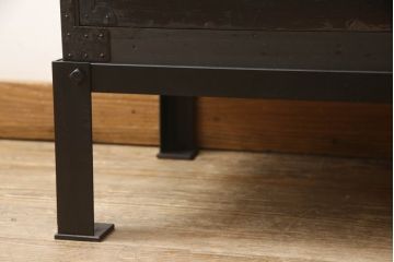 重ね箪笥をリペア&カスタム!観音扉内部は引き出しを取り外し棚に加工。鉄脚を取り付け、現状の色味をベースに着色仕上げ。(観音箪笥、衣装箪笥、時代箪笥、引き出し)