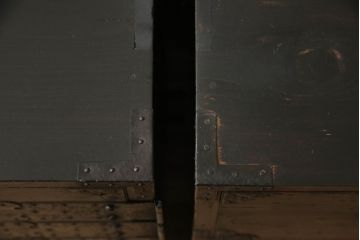 重ね箪笥をリペア&カスタム!観音扉内部は引き出しを取り外し棚に加工。鉄脚を取り付け、現状の色味をベースに着色仕上げ。(観音箪笥、衣装箪笥、時代箪笥、引き出し)